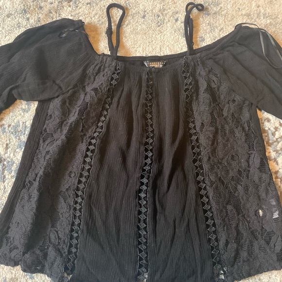 Quarter “flowy” sleeve lace design shirt (can be off the shoulder and on) - Picture 2 of 3